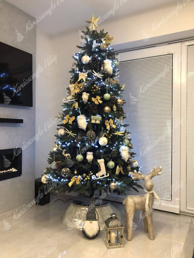 díszített karácsonyfa arany