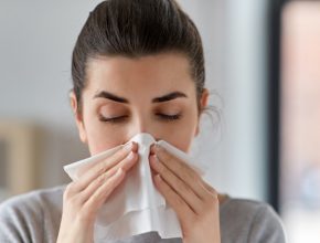 allergiás nő zsebkendővel