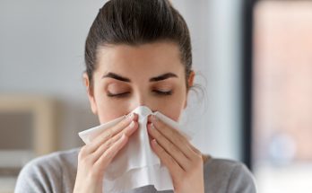 allergiás nő zsebkendővel