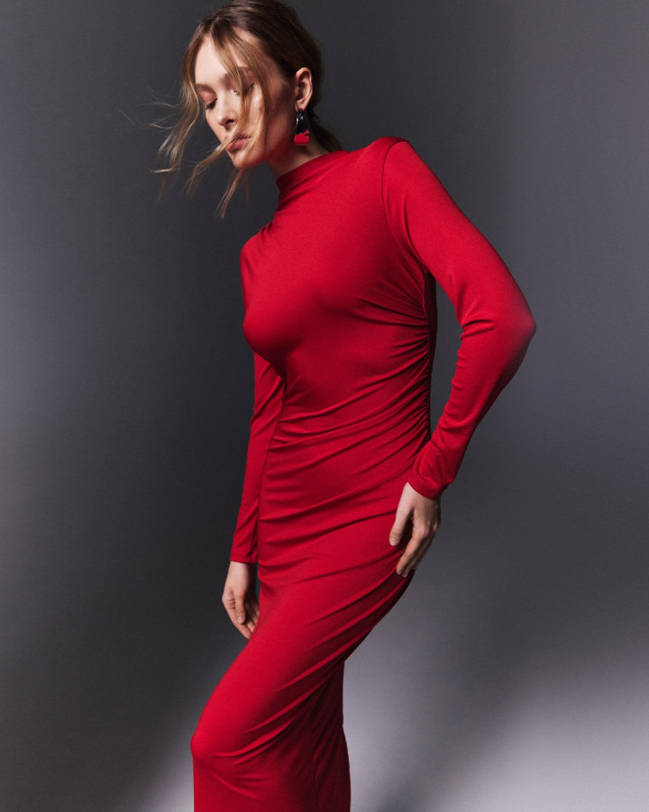 nő piros ruhában