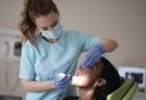női fogorvos pácienssel