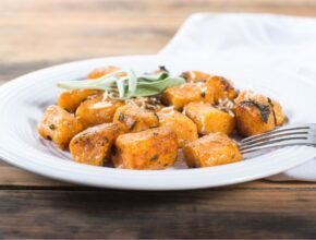 Édesburgonyás gnocchi barnavajas zsályamártással