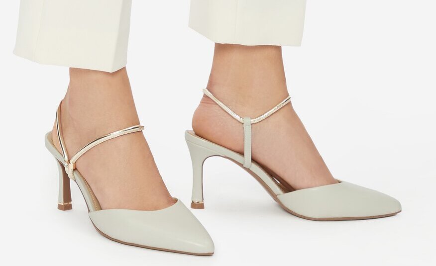 fehér magassarkú cipő