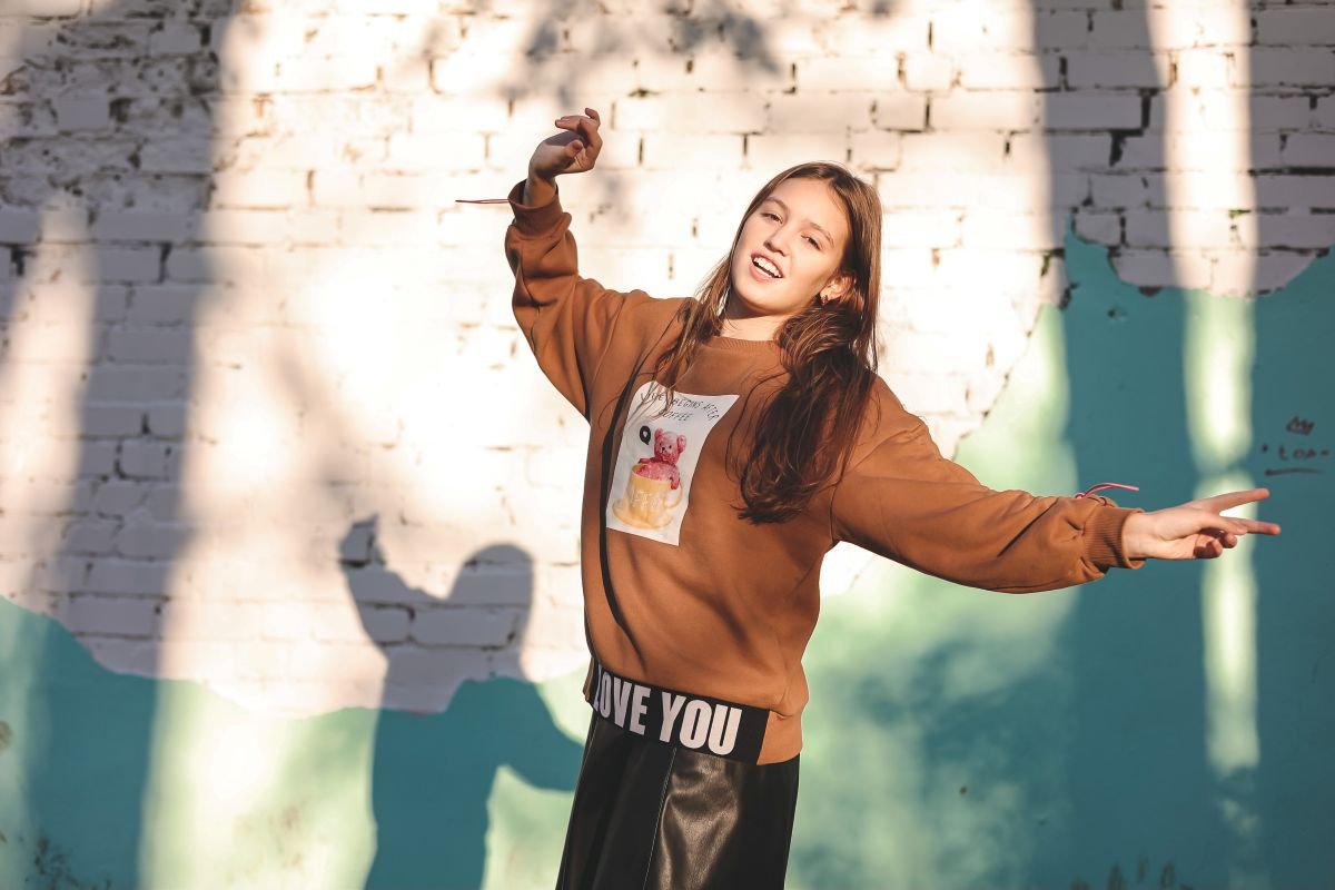 nő mintás pulóverben